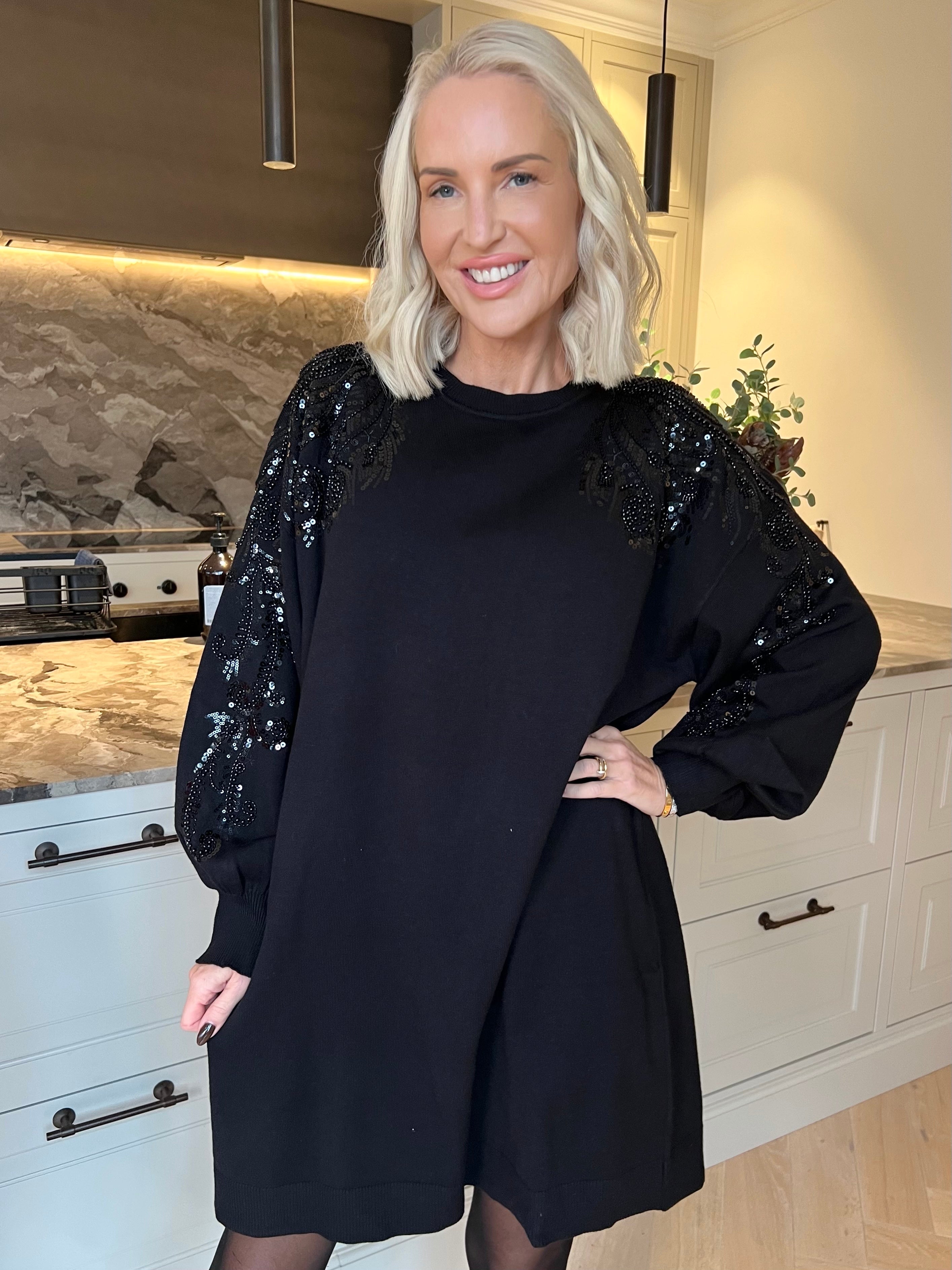 Juliana - Mjuk och stretchig stickad klänning med ett vackert mönster av glittrande paljetter och pärlor på ärmen